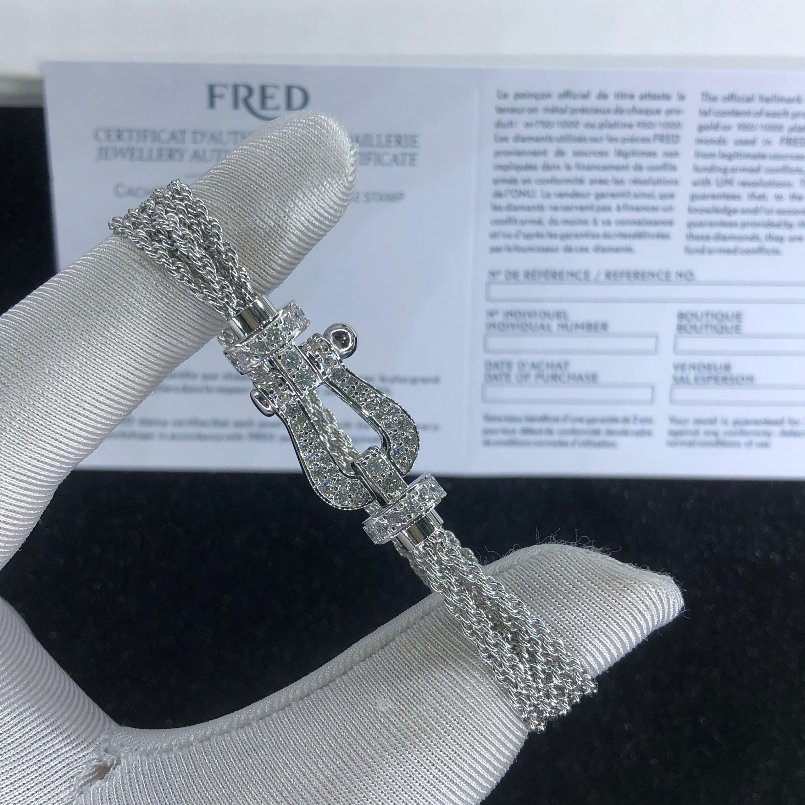 צמיד יוקרתי עם רצועת שרשרת כסופה ואבזם בגוון כסף משובץ זירקונים