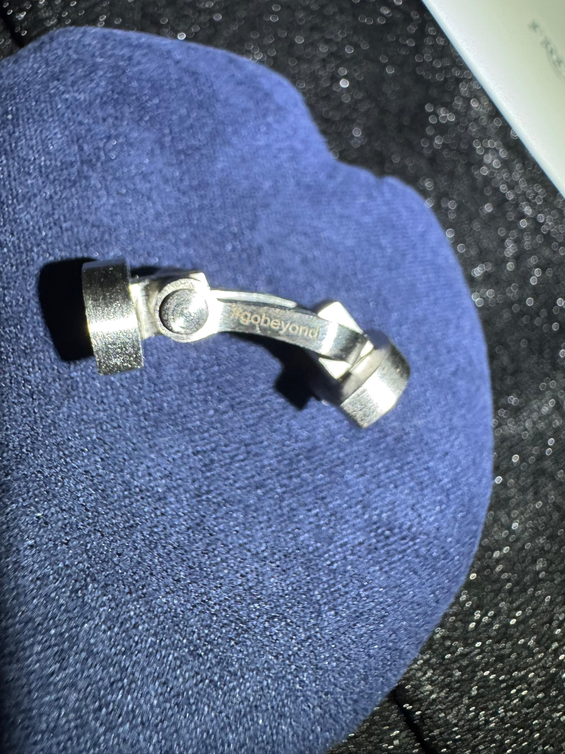 Bracelet luxueux avec un cordon rouge et une boucle argentée brossée