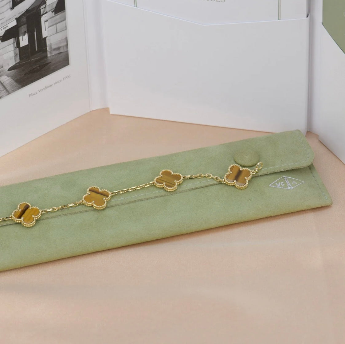 Kleeblatt-Armband mit 5 braunen Kleeblättern.