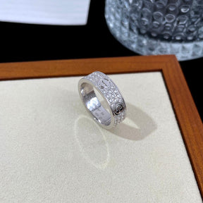 Une luxueuse bague en argent 925 parsemée de zircons