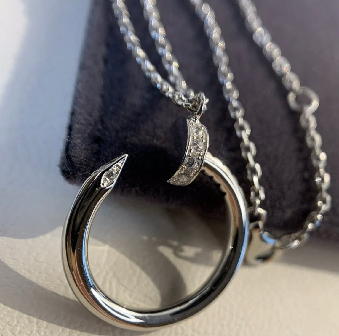 שרשרת אלגנטית מסמר בגוון כסף משובצת זירקונים נוצצים