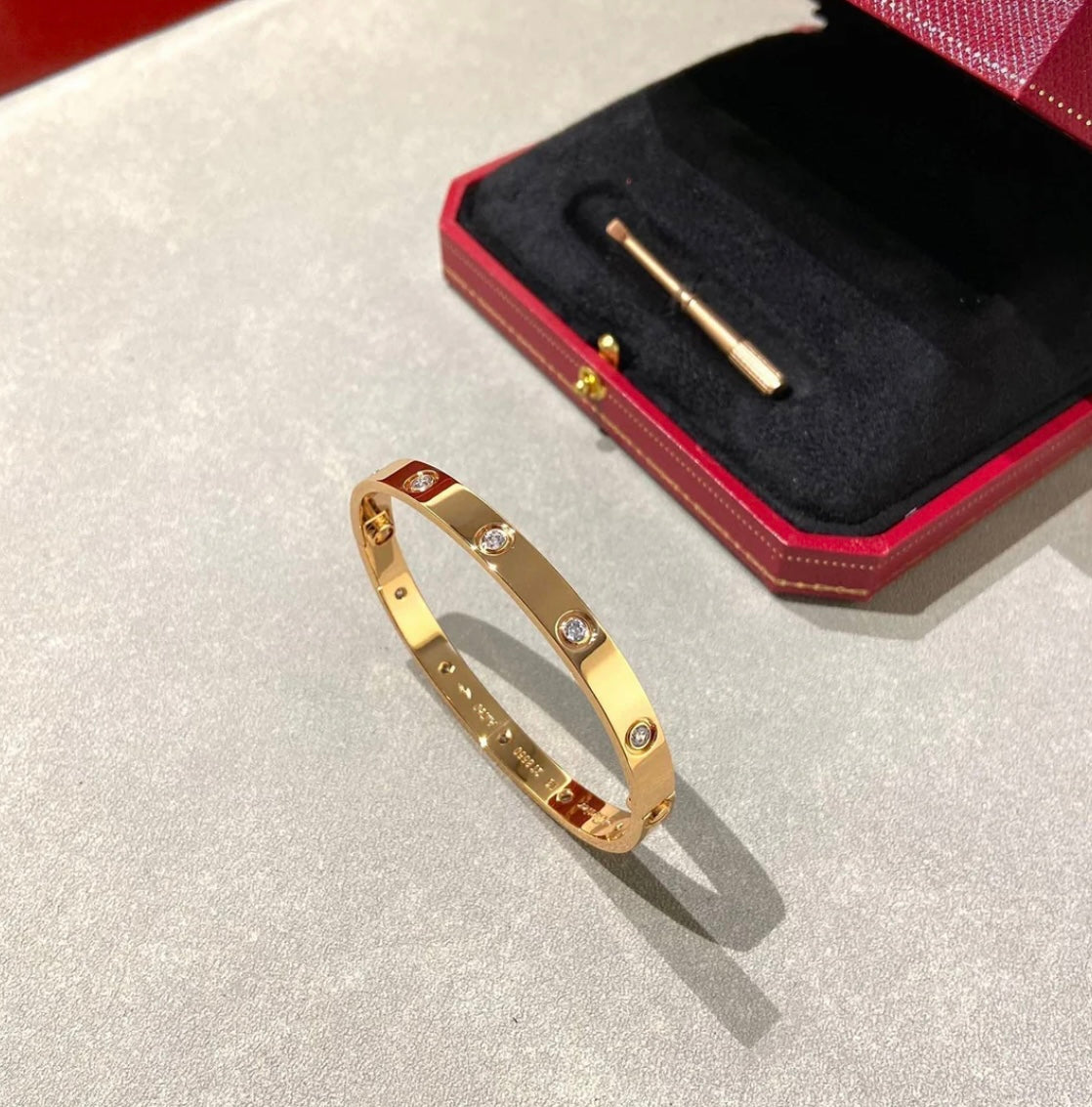 צמיד אלגנטי בגוון זהב ורוד משובץ 10 זירקונים נוצצים