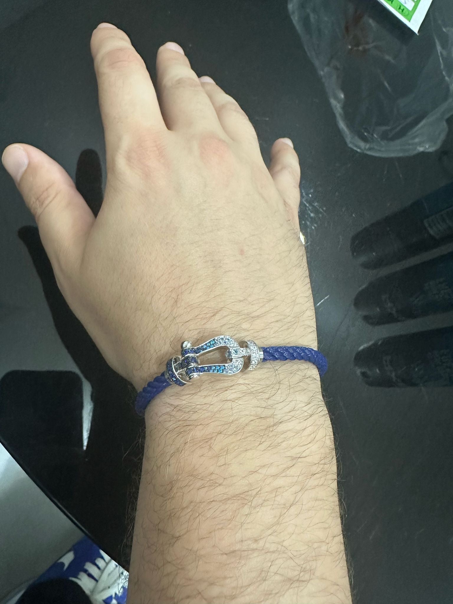 Bracelet de luxe avec un cordon bleu et un fermoir de couleur argenté incrusté de zircons étincelants — JEWELLUXE™