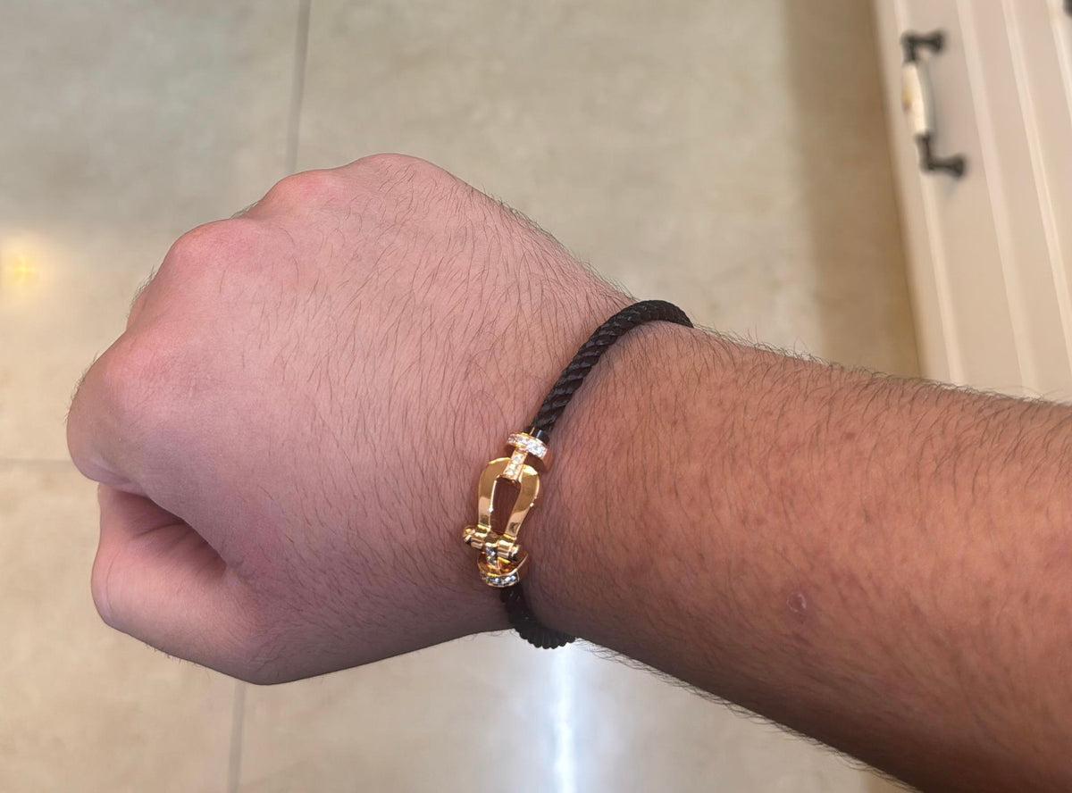 צמיד יוקרתי עם רצועת חבל שחורה ואבזם בגוון רוז־גולד משובץ חצי זירקונים — JEWELLUXE™