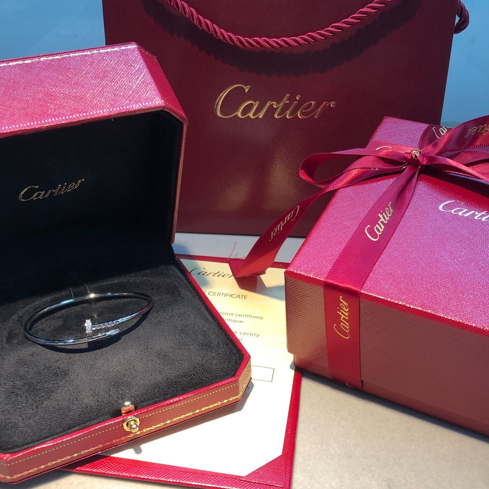 צמיד אלגנטי מסמר בגוון כסף משובץ חצי זירקונים נוצצים