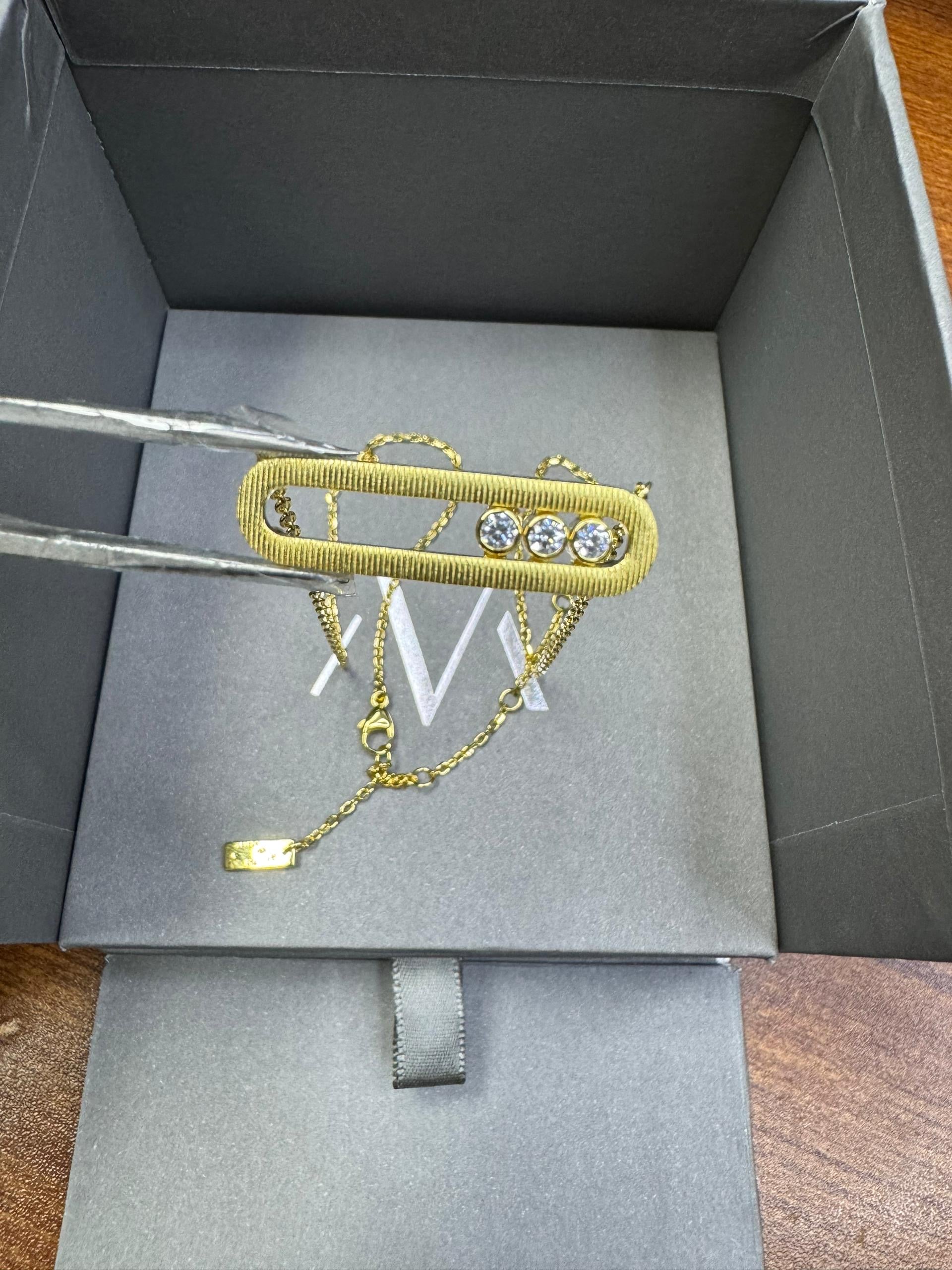 שרשרת אהבה בגוון זהב עם אבזם 3 זירקונים נעים במרכז