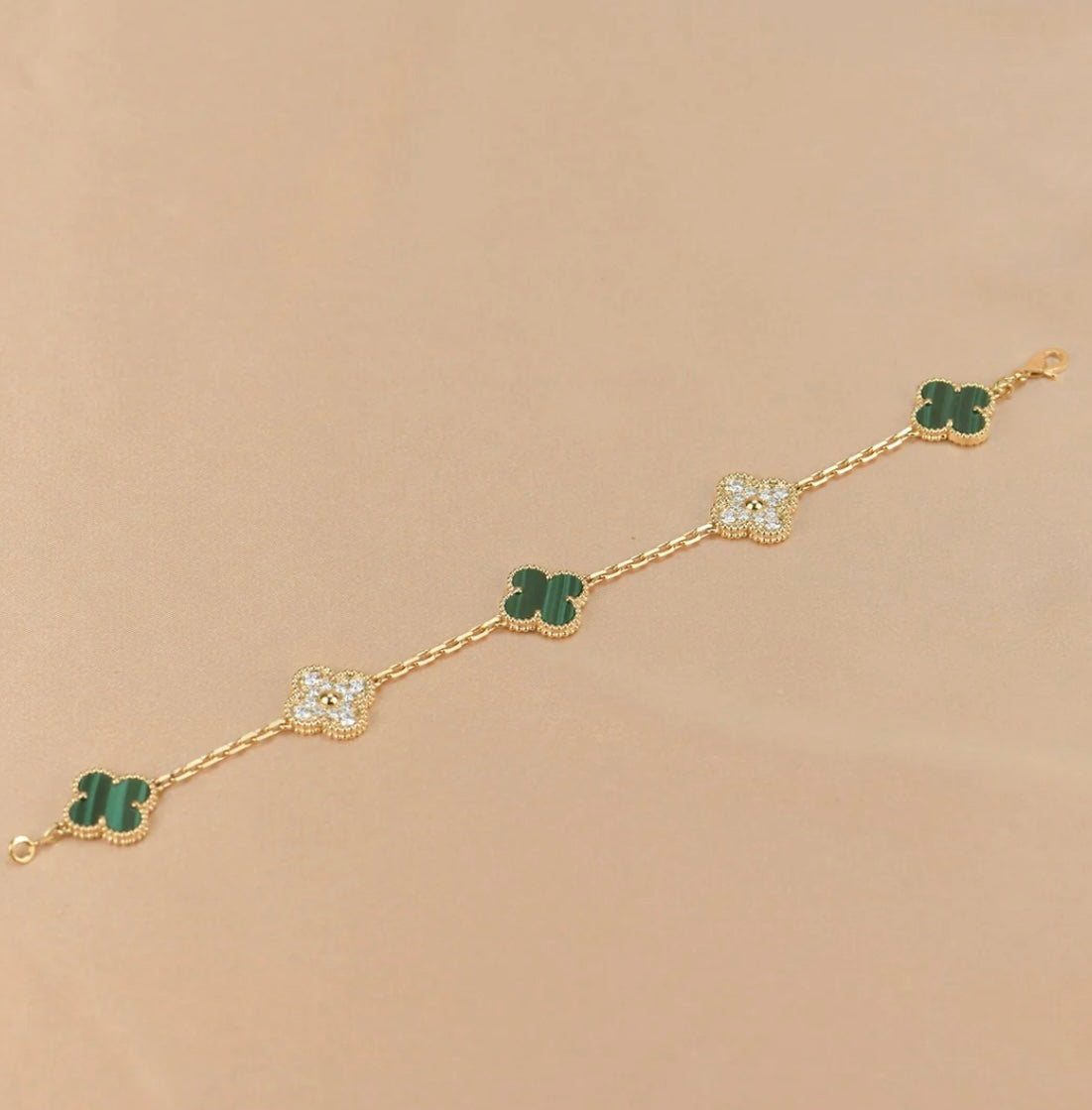 Kleeblatt-Armband mit 5 grünen Kleeblättern.