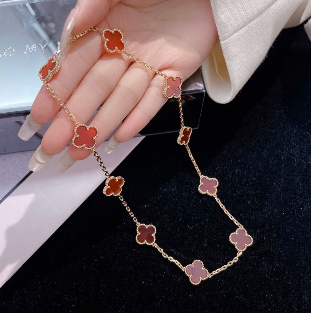 שרשרת 10 תלתנים בגוון זהב עם תליון תלתן בגוון אדום