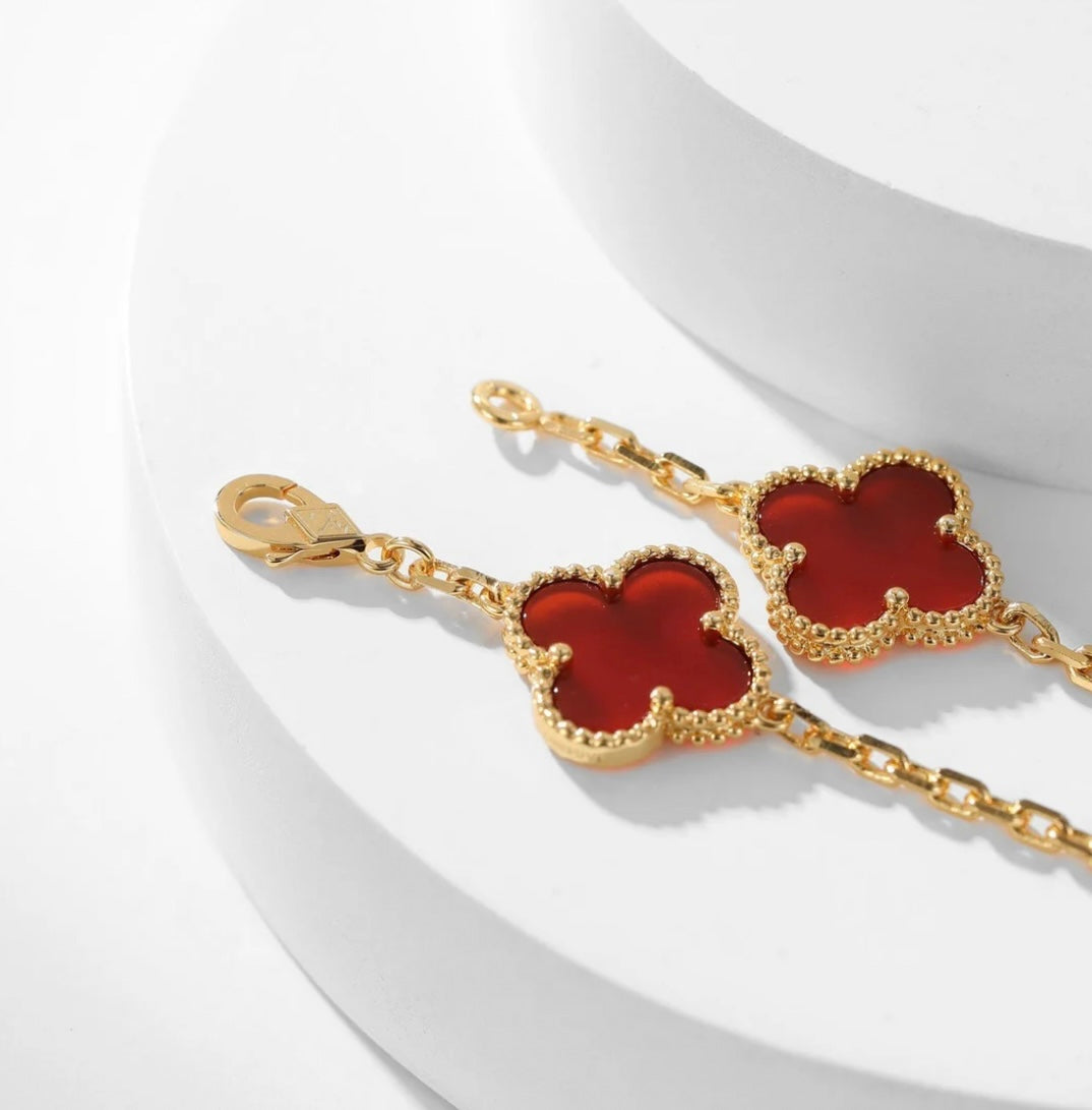 שרשרת 10 תלתנים בגוון זהב עם תליון תלתן בגוון אדום