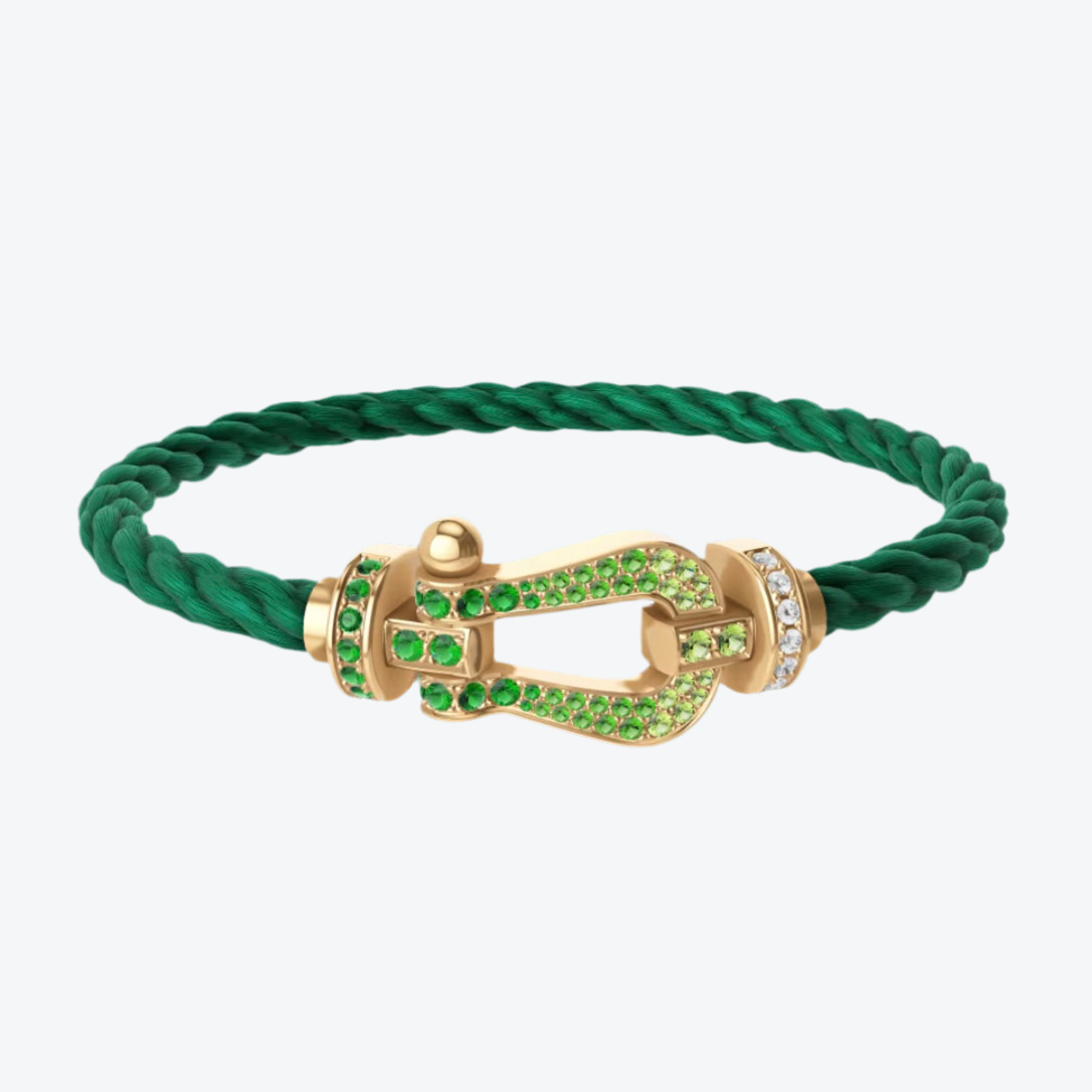צמיד יוקרתי עם רצועת חבל ירוקה ואבזם בגוון זהב משובץ בזירקונים נוצצים