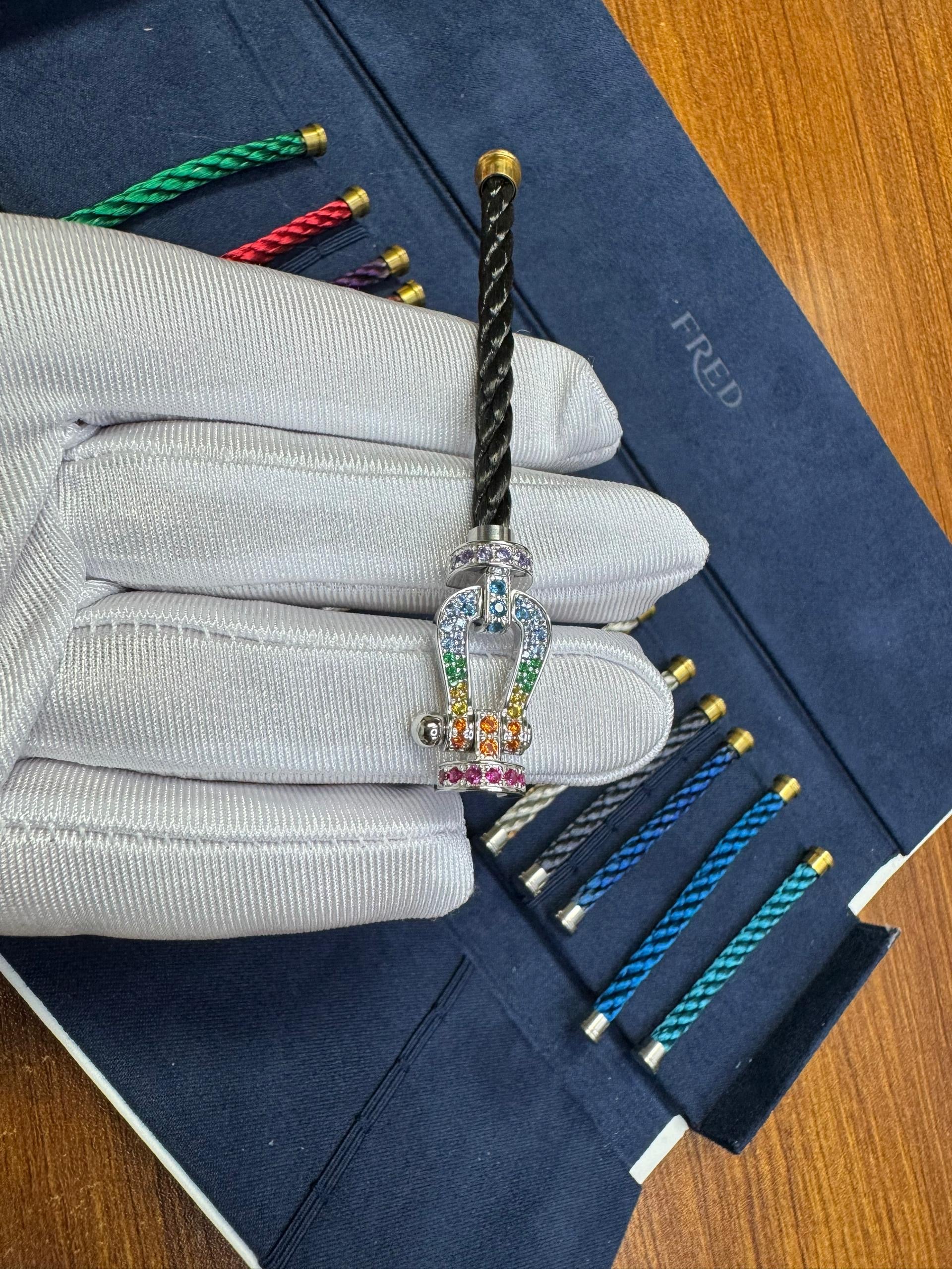 Bracelet luxueux avec une sangle en corde noire et une boucle argentée parsemée de zircons étincelants — JEWELLUXE™
