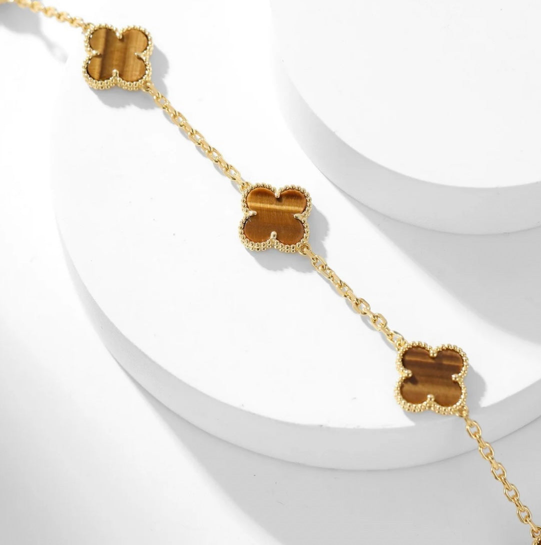 Halskette mit 10 goldfarbenen Kleeblättern im zeitlosen Design und braunem Kleeblatt-Anhänger
