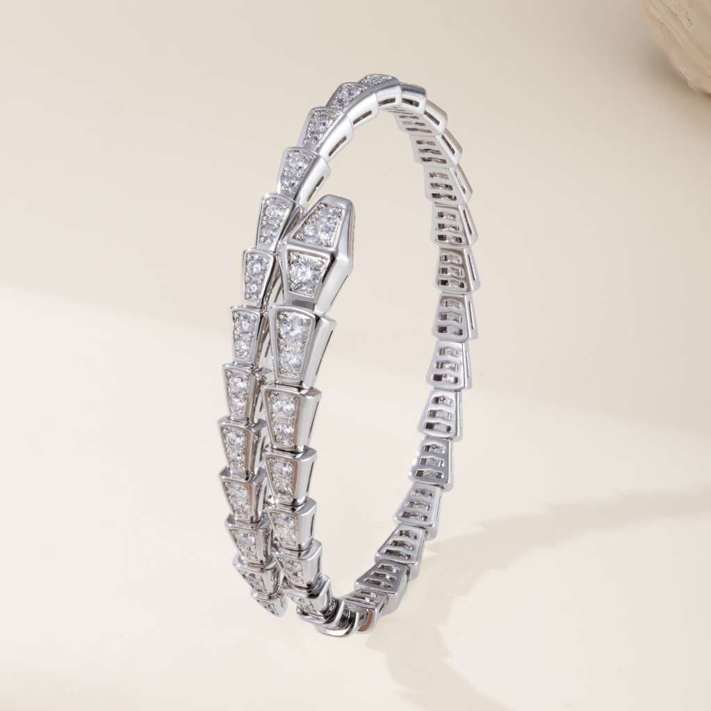 Schlangenarmband in Silberoptik, besetzt mit funkelnden Zirkonia in luxuriösem Design — JEWELLUXE™