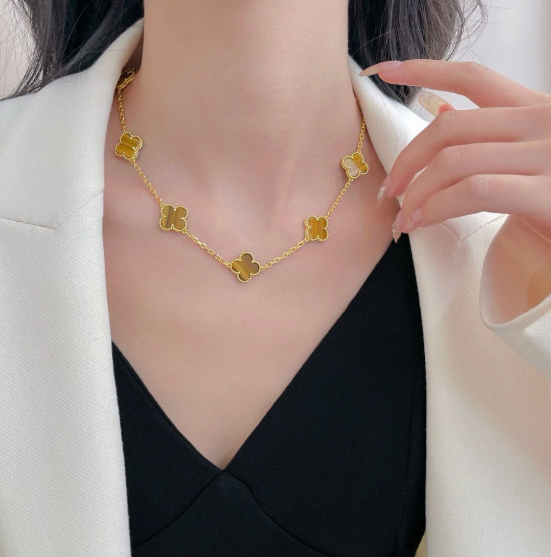 Halskette mit 10 goldfarbenen Kleeblättern im zeitlosen Design und braunem Kleeblatt-Anhänger