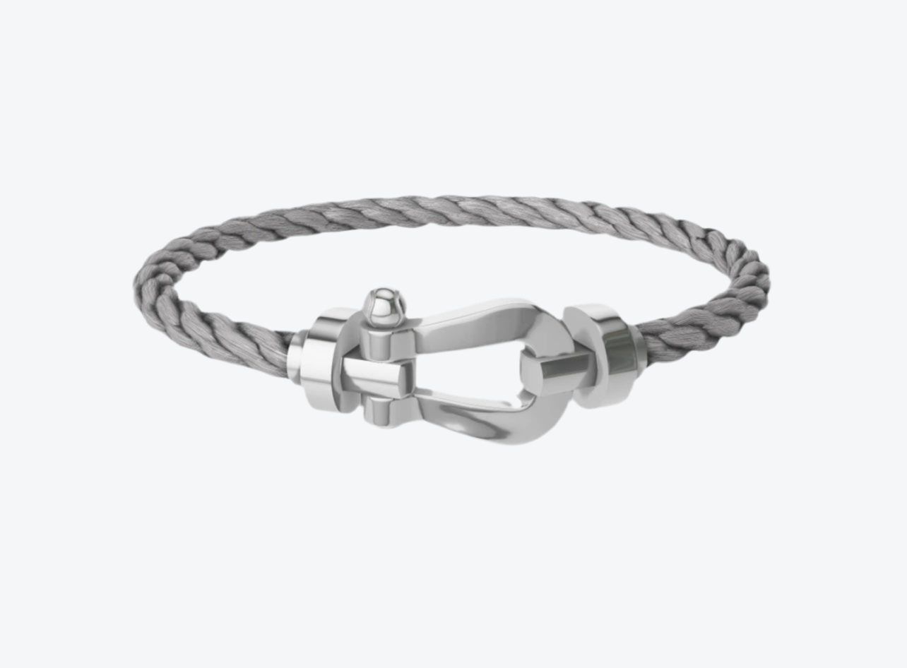 צמיד יוקרתי עם רצועת מתכת ואבזם בגוון כסף בעיצוב רולאן גארוס - מהדורה מיוחדת