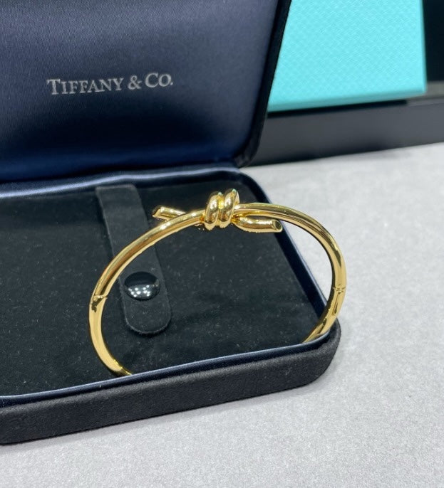 צמיד קשר עדין בגוון זהב למראה יוקרתי