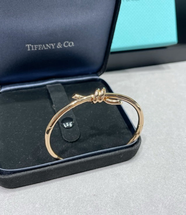 צמיד קשר עדין בגוון זהב ורוד למראה יוקרתי