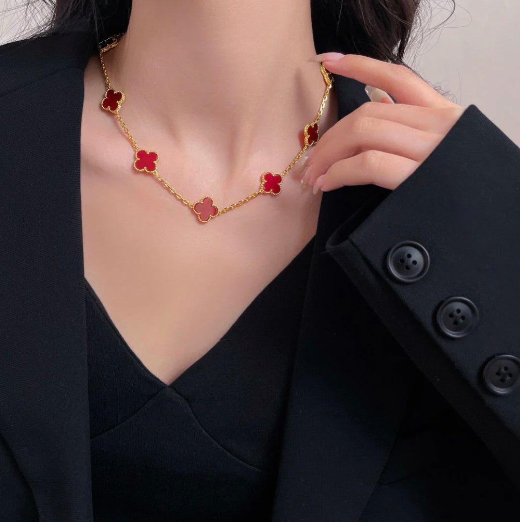 שרשרת 10 תלתנים בגוון זהב עם תליון תלתן בגוון אדום