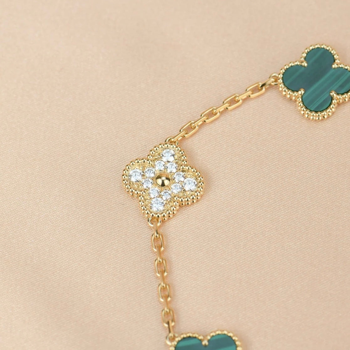 Kleeblatt-Armband mit 5 grünen Kleeblättern.