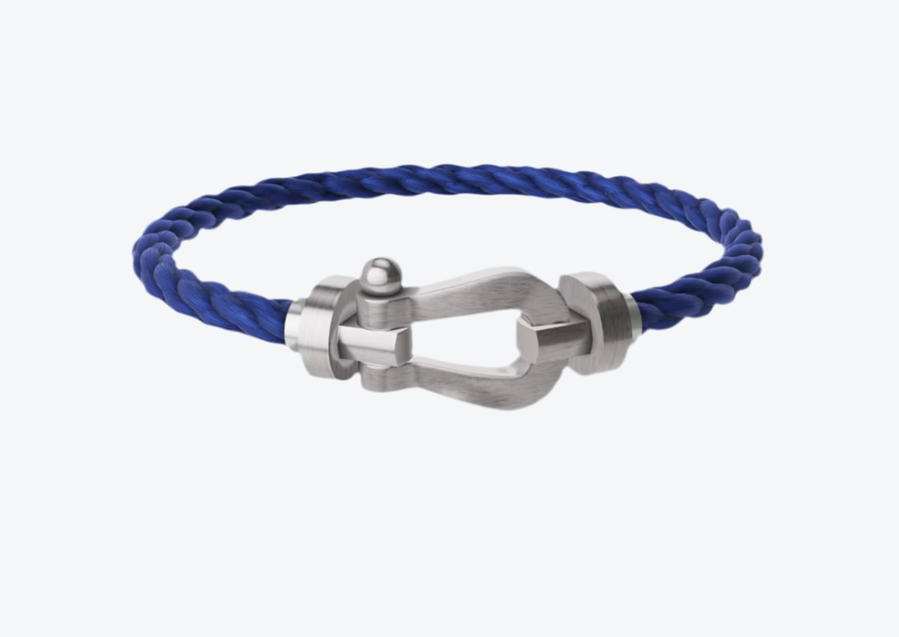 צמיד יוקרתי עם רצועת חבל כחולה ואבזם מוברש בגוון כסוף