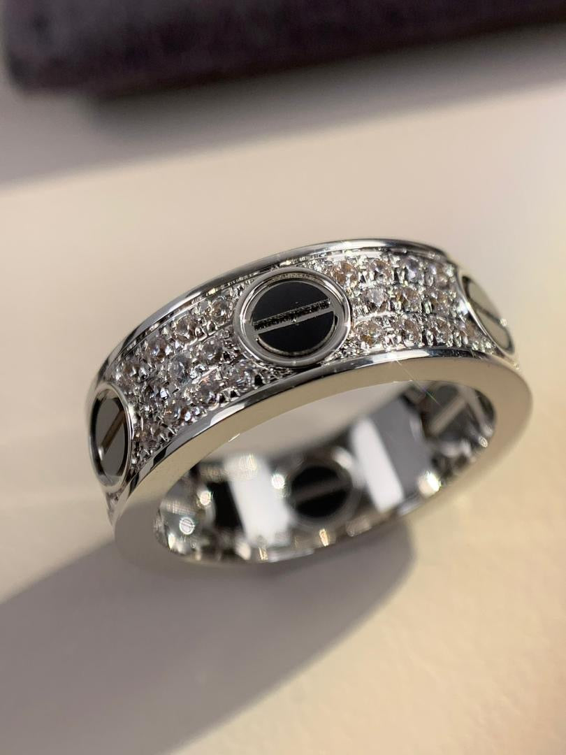 Une luxueuse bague en argent 925 parsemée de zircons