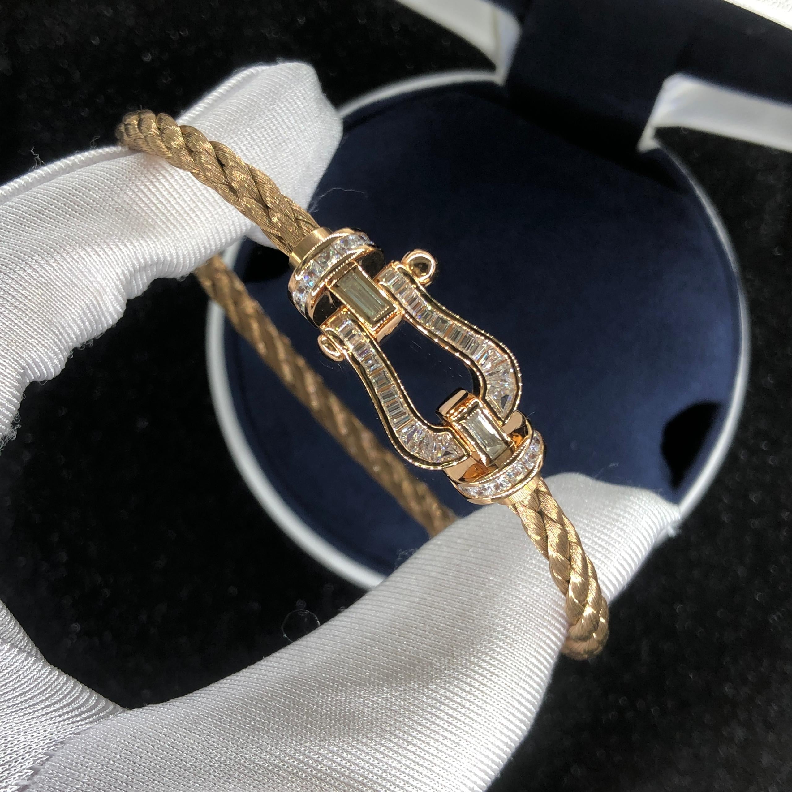 Bracelet de luxe avec un bracelet en métal rose et une boucle couleur or rose sertie de cristaux étincelants — JEWELLUXE™