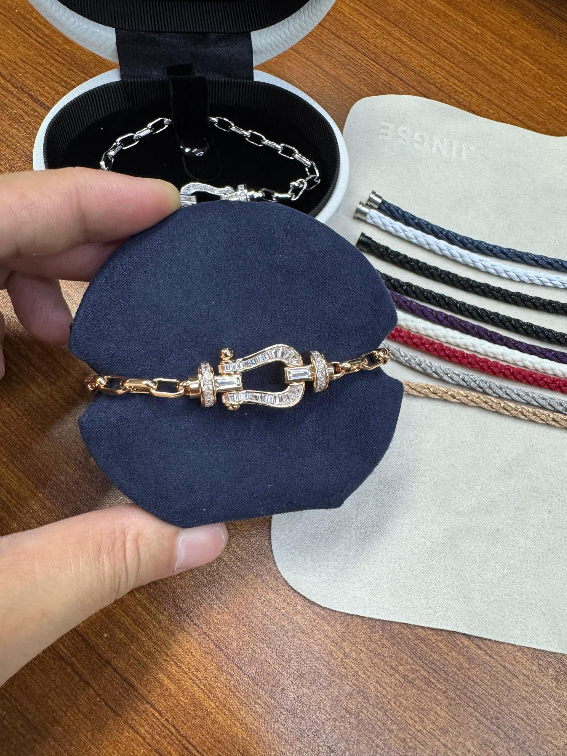 צמיד יוקרתי עם רצועת חוליות ואבזם בגוון רוז־גולד משובץ קריסטלים נוצצים — JEWELLUXE™