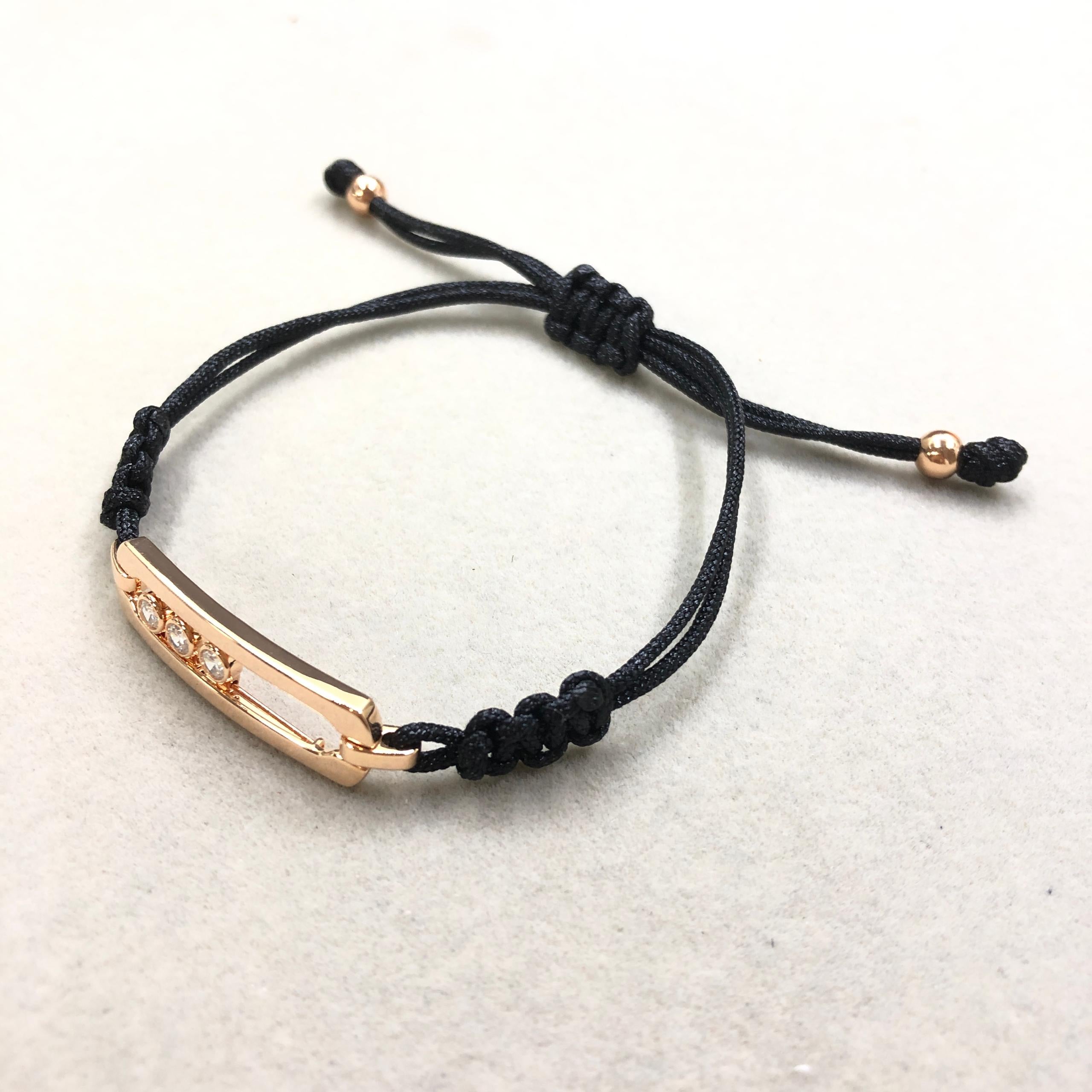 צמיד אהבה – חוט בגוון צהוב עם אבזם בגוון זהב, 3 זירקונים נעים