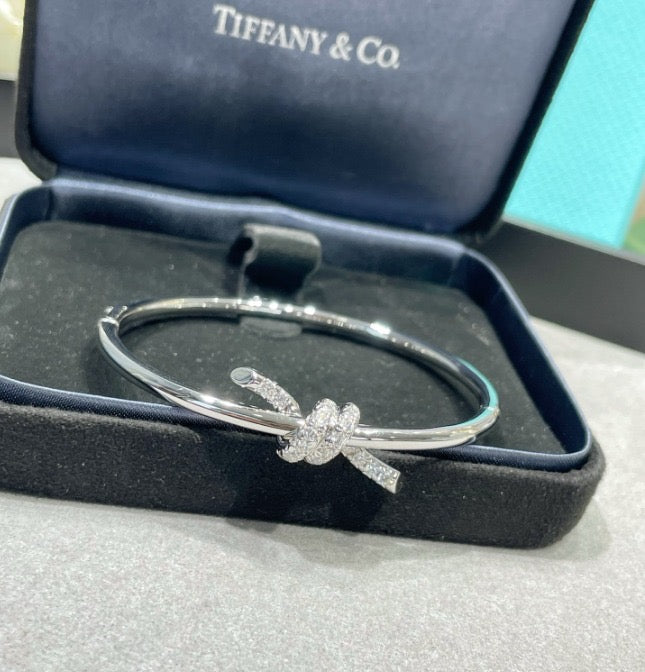 צמיד קשר עדין בגוון כסף משובץ זירקונים נוצצים למראה יוקרתי