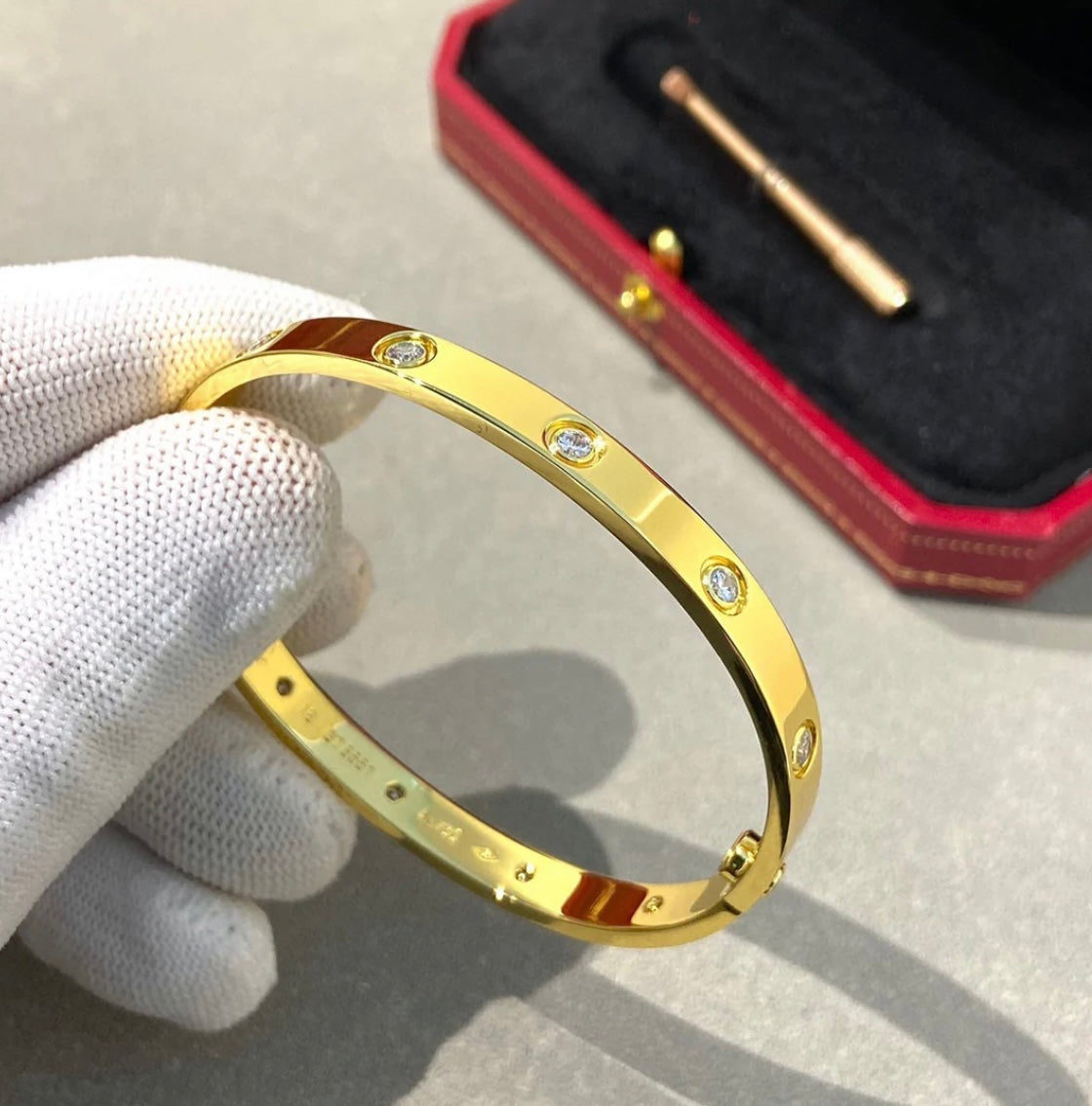 צמיד אלגנטי בגוון זהב משובץ 10 זירקונים נוצצים