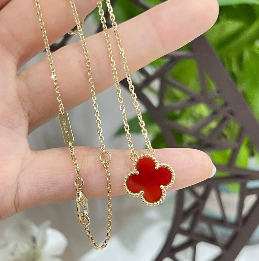 שרשרת תלתן בגוון זהב עם תליון תלתן בגוון אדום