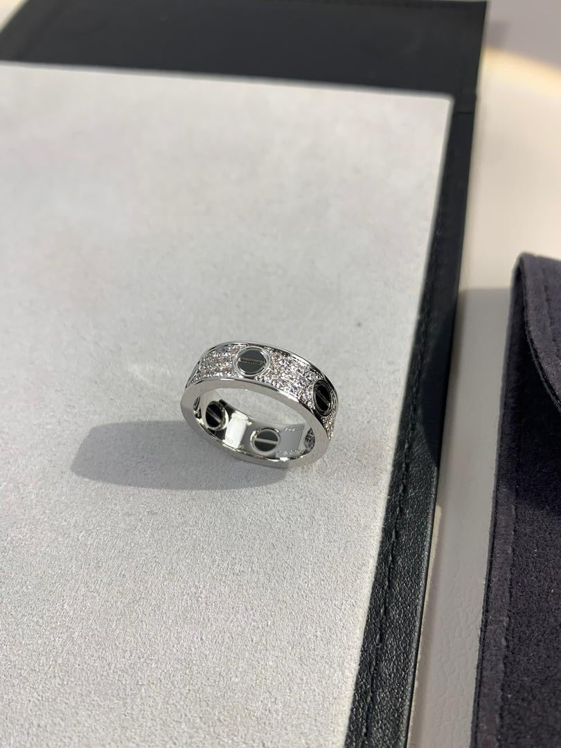 Une luxueuse bague en argent 925 parsemée de zircons