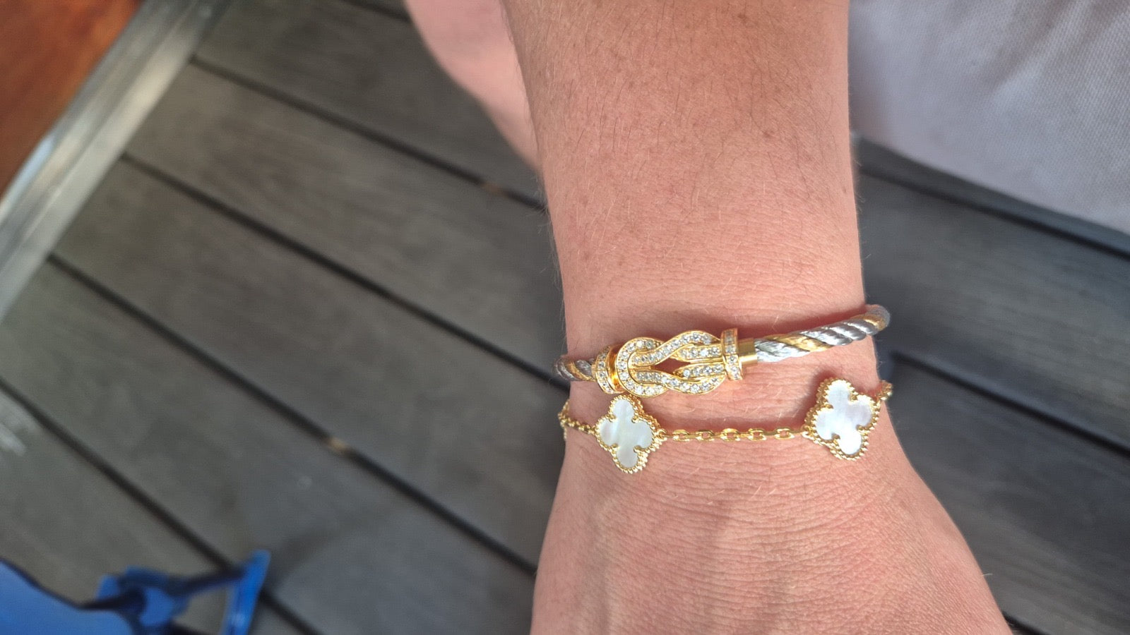 Bracelet trèfle doré avec 5 trèfles blancs — JEWELLUXE™