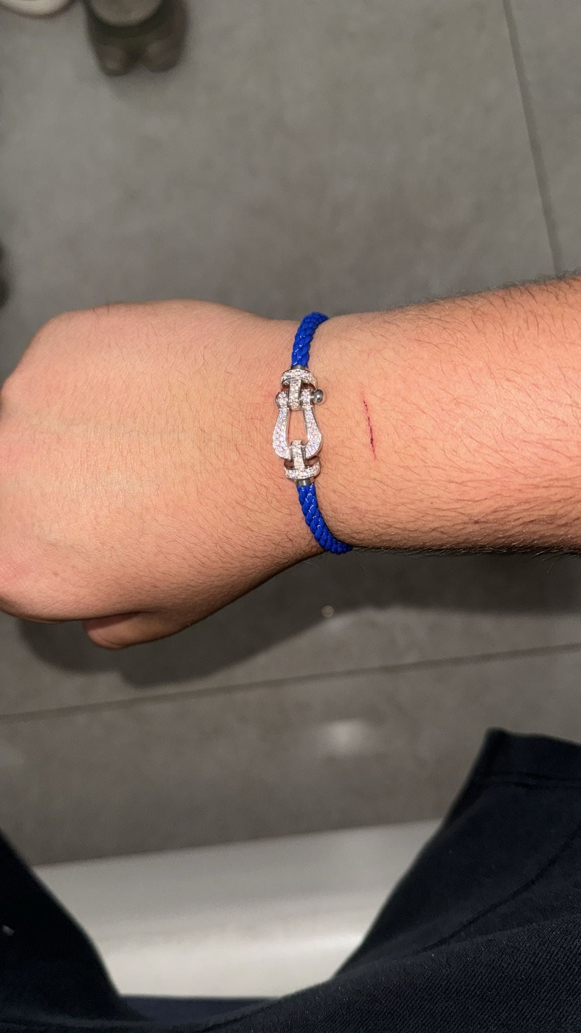 Bracelet luxueux avec un bracelet en corde bleue et une boucle argentée sertie de zircons. — JEWELLUXE™