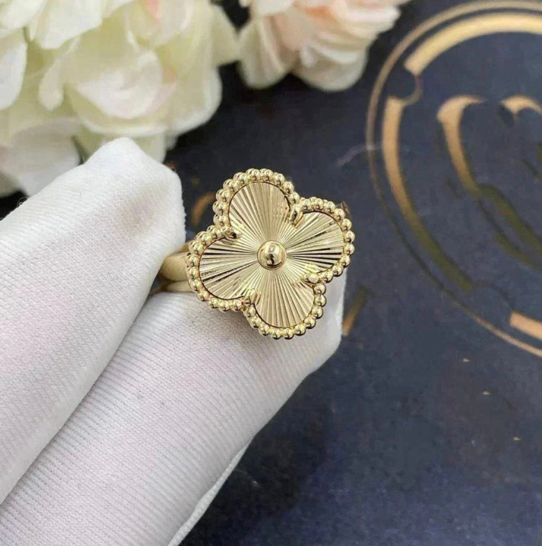 טבעת תלתן בגוון זהב – קלאסיקה עם נוכחות