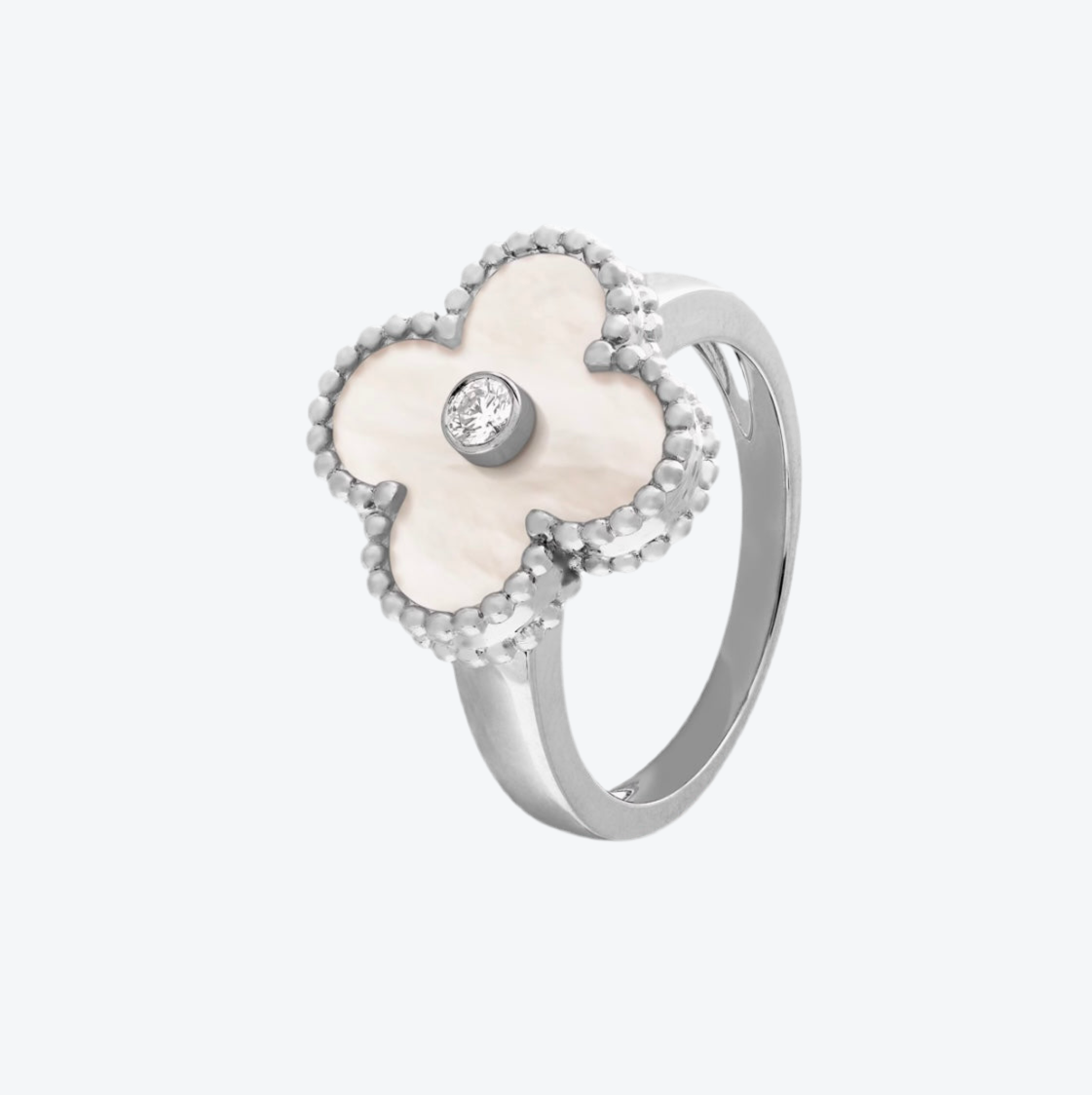 טבעת תלתן בגוון כסף – תלתן בגוון לבן עם זירקון נוצץ במרכז