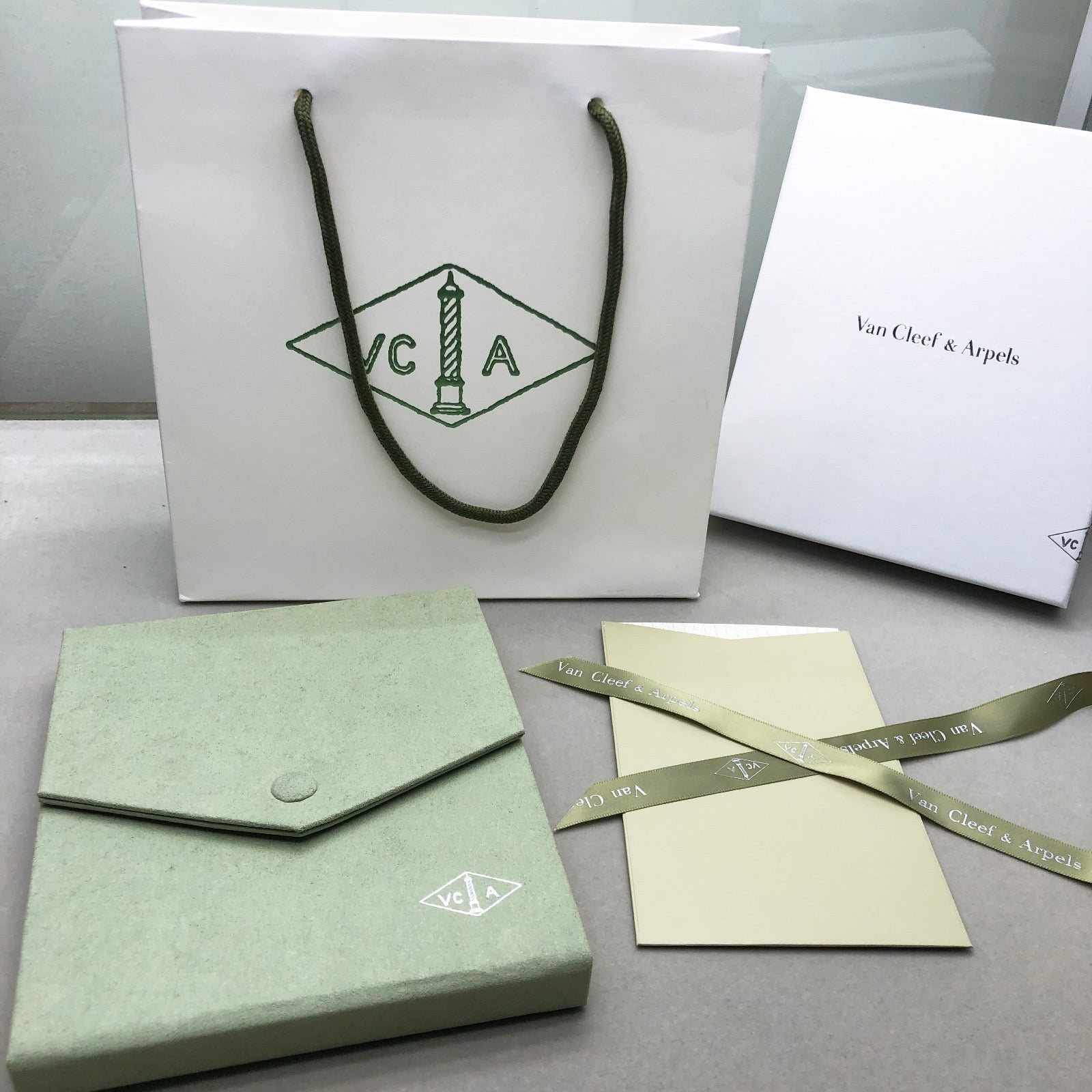 שרשרת 10 תלתנים בגוון כסף עם תליון תלתן בגוון כסף ומשובץ זירקונים נוצצים