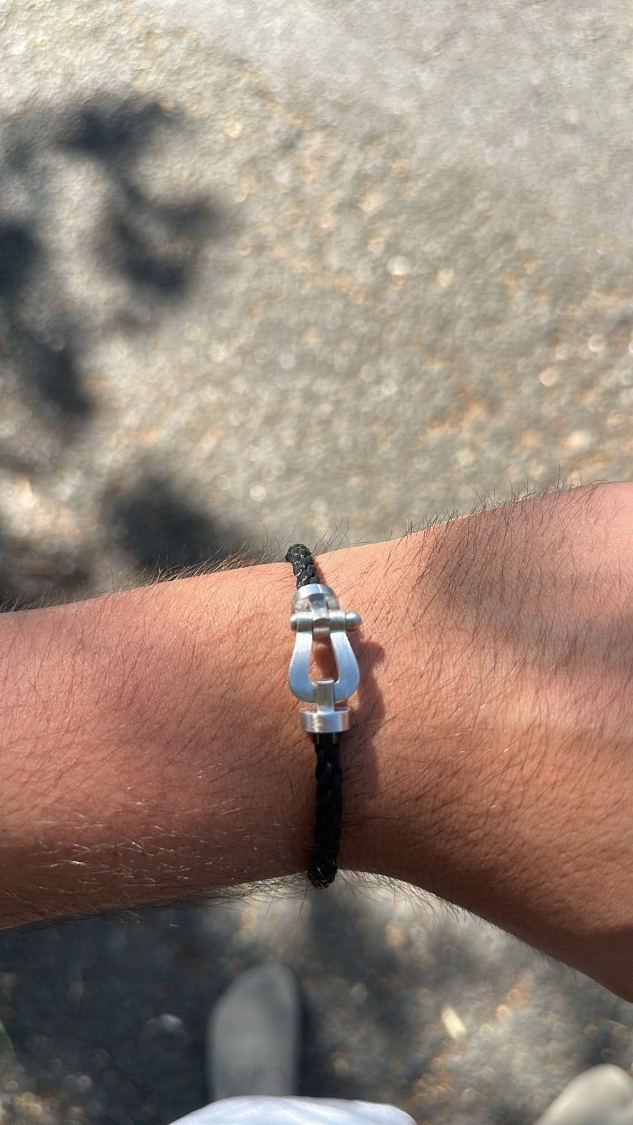 Bracelet de luxe avec un cordon noir et un fermoir brossé argenté — JEWELLUXE™