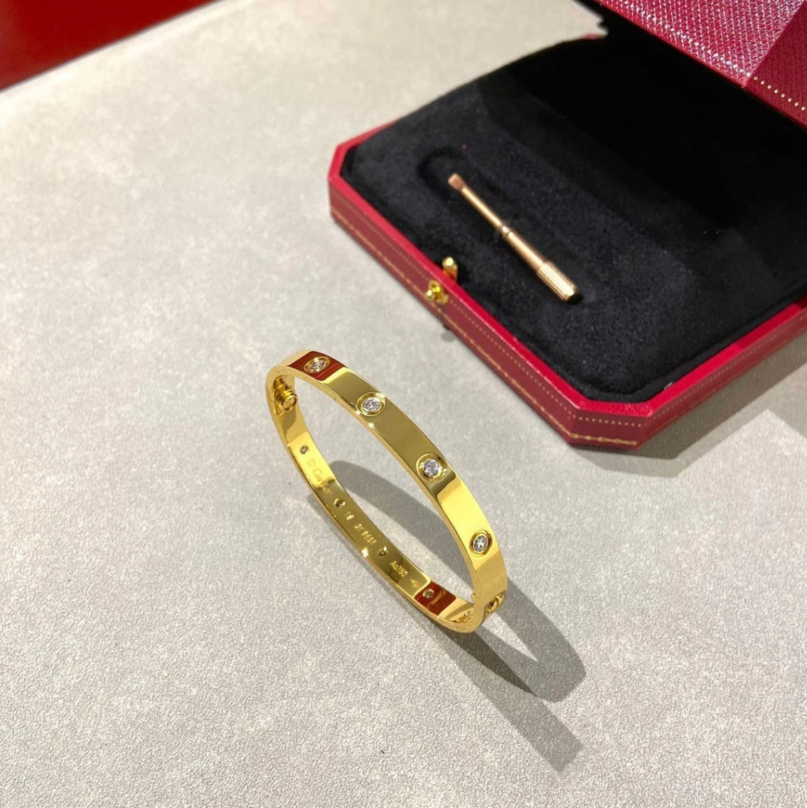 צמיד אלגנטי בגוון זהב משובץ 10 זירקונים נוצצים