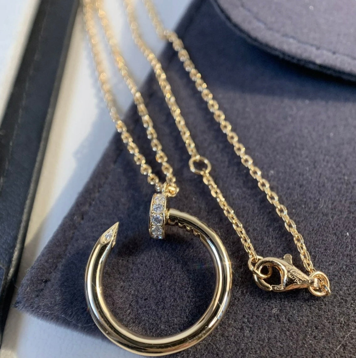 שרשרת אלגנטית מסמר בגוון זהב ורוד משובצת זירקונים נוצצים