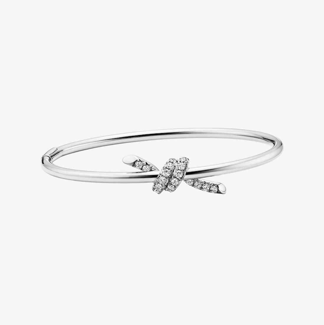 צמיד קשר עדין בגוון כסף משובץ זירקונים נוצצים למראה יוקרתי