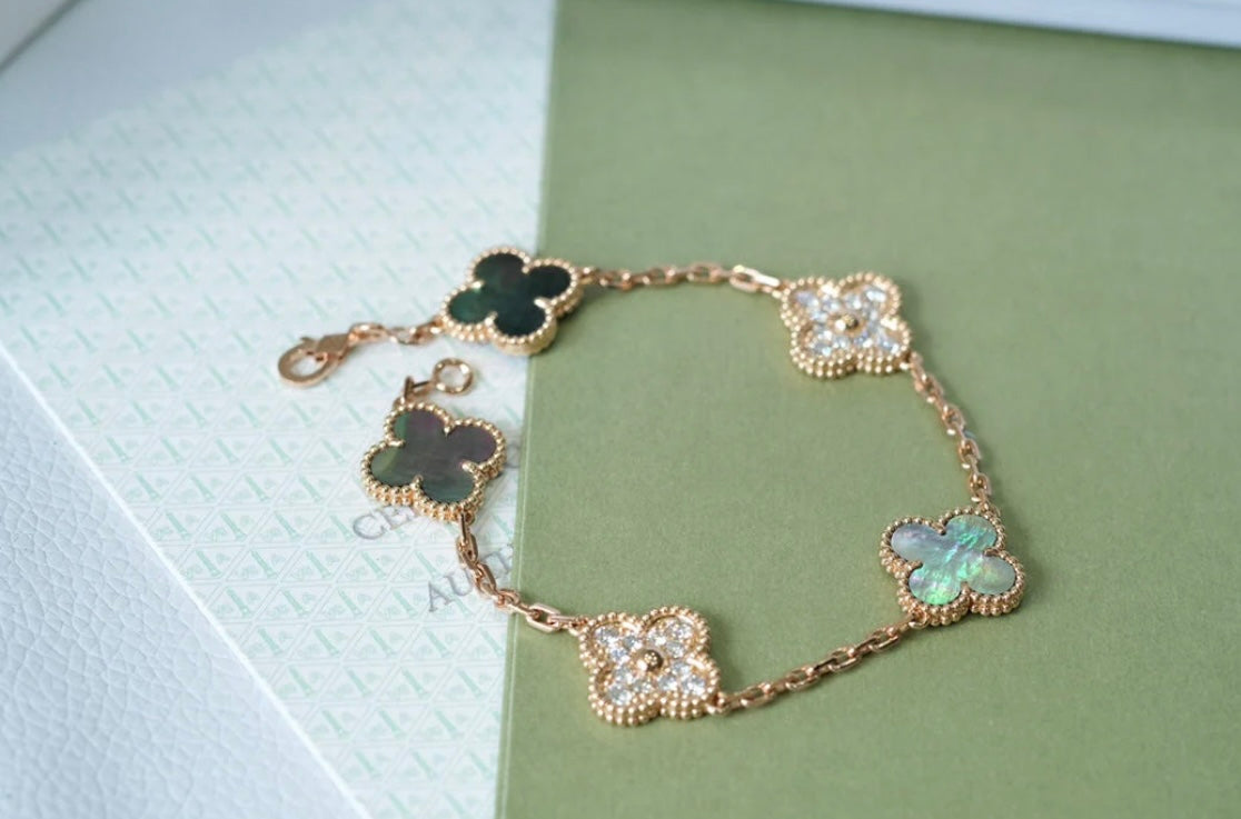 Kleeblatt-Armband mit 5 grauen Kleeblättern