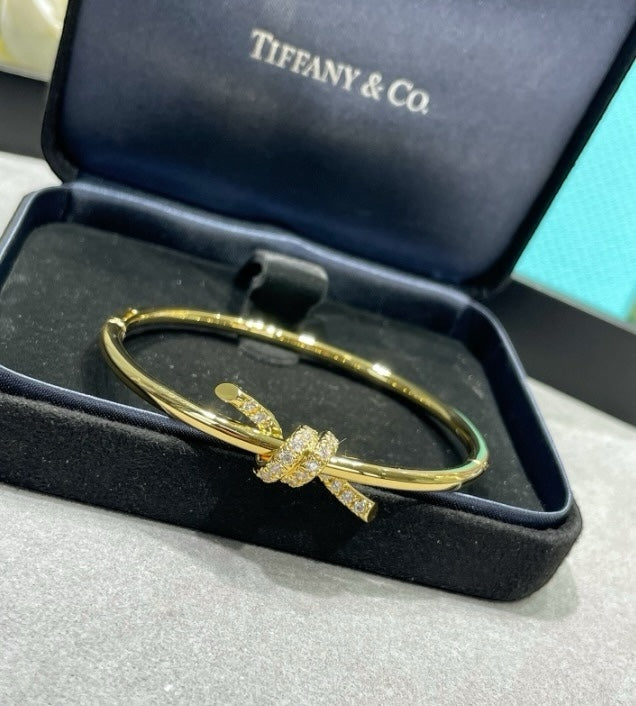 צמיד קשר עדין בגוון זהב משובץ זירקונים נוצצים למראה יוקרתי