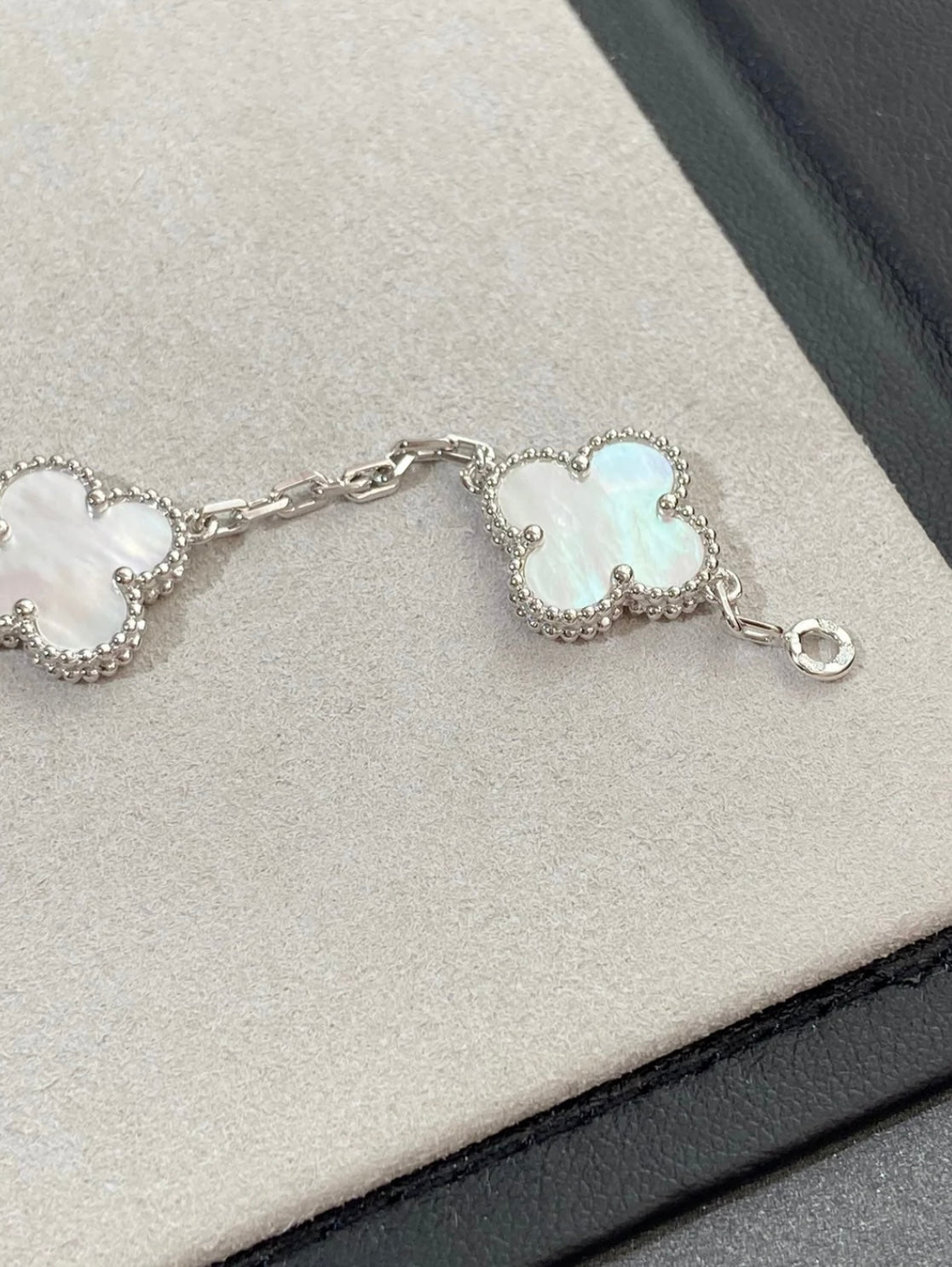 Kleeblatt-Armband mit 5 Kleeblättern in Weiß