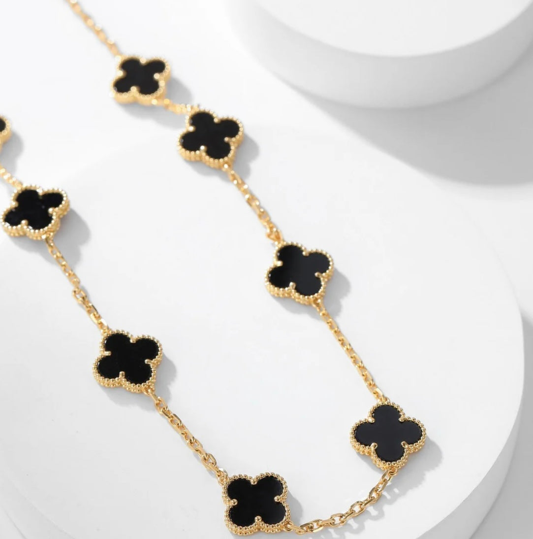 Halskette mit 10 Kleeblättern – schwarze Perlmutt-Details, voller Stil & Eleganz.