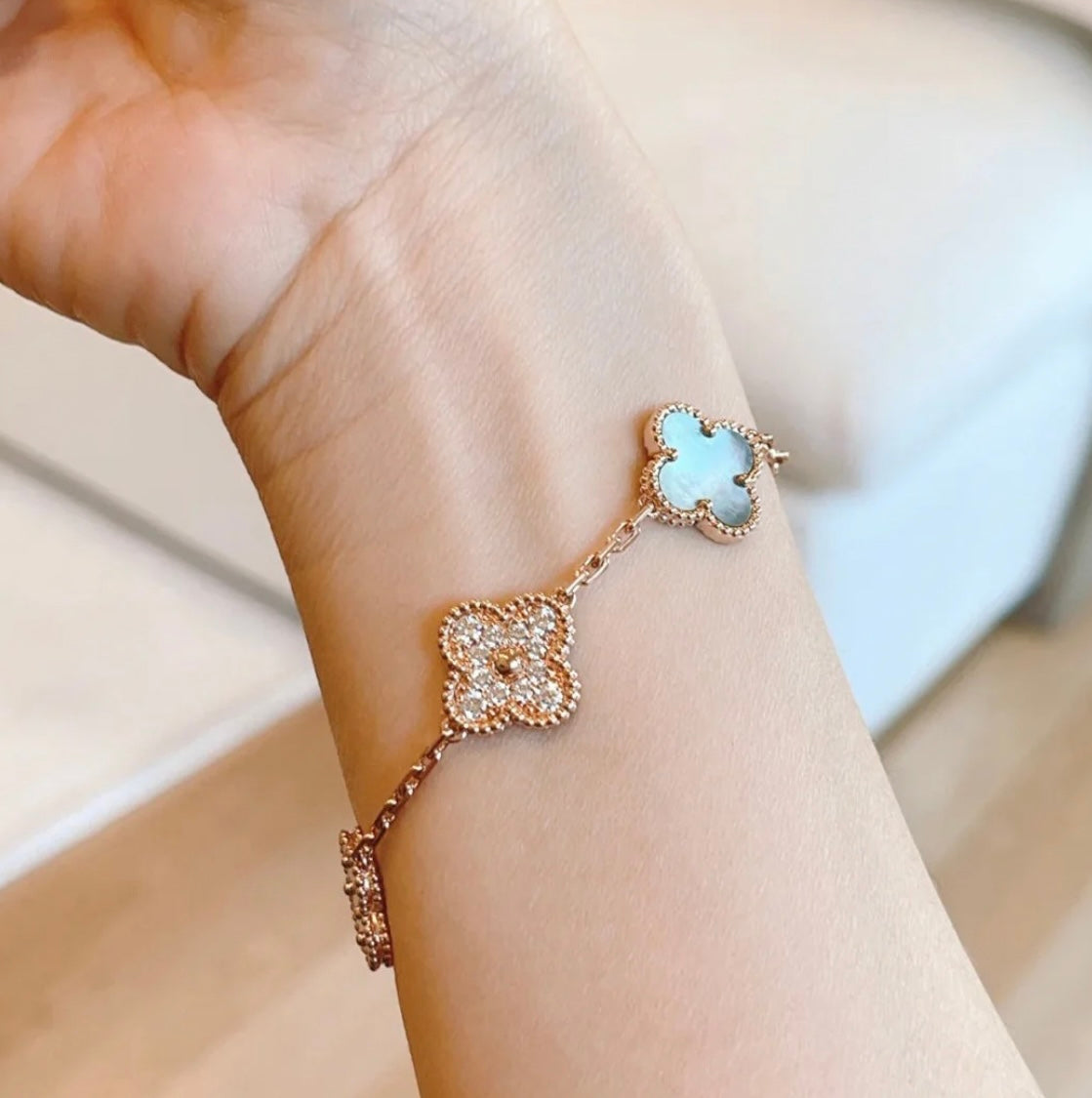 Kleeblatt-Armband mit 5 grauen Kleeblättern