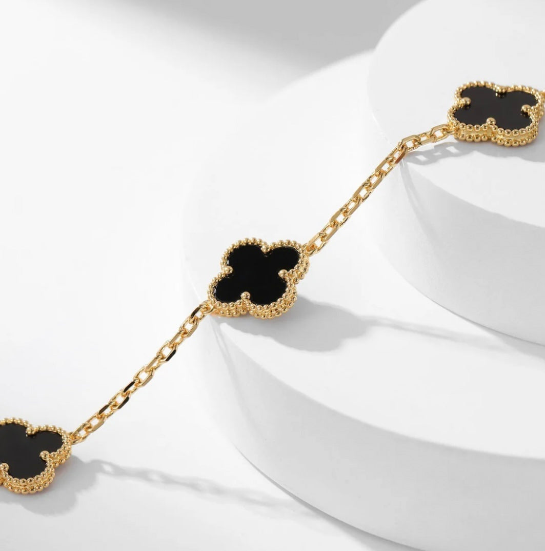 Halskette mit 10 Kleeblättern – schwarze Perlmutt-Details, voller Stil & Eleganz.