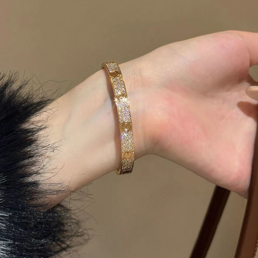 Un bracelet élégant couleur or rose incrusté de zircons étincelants — JEWELLUXE™