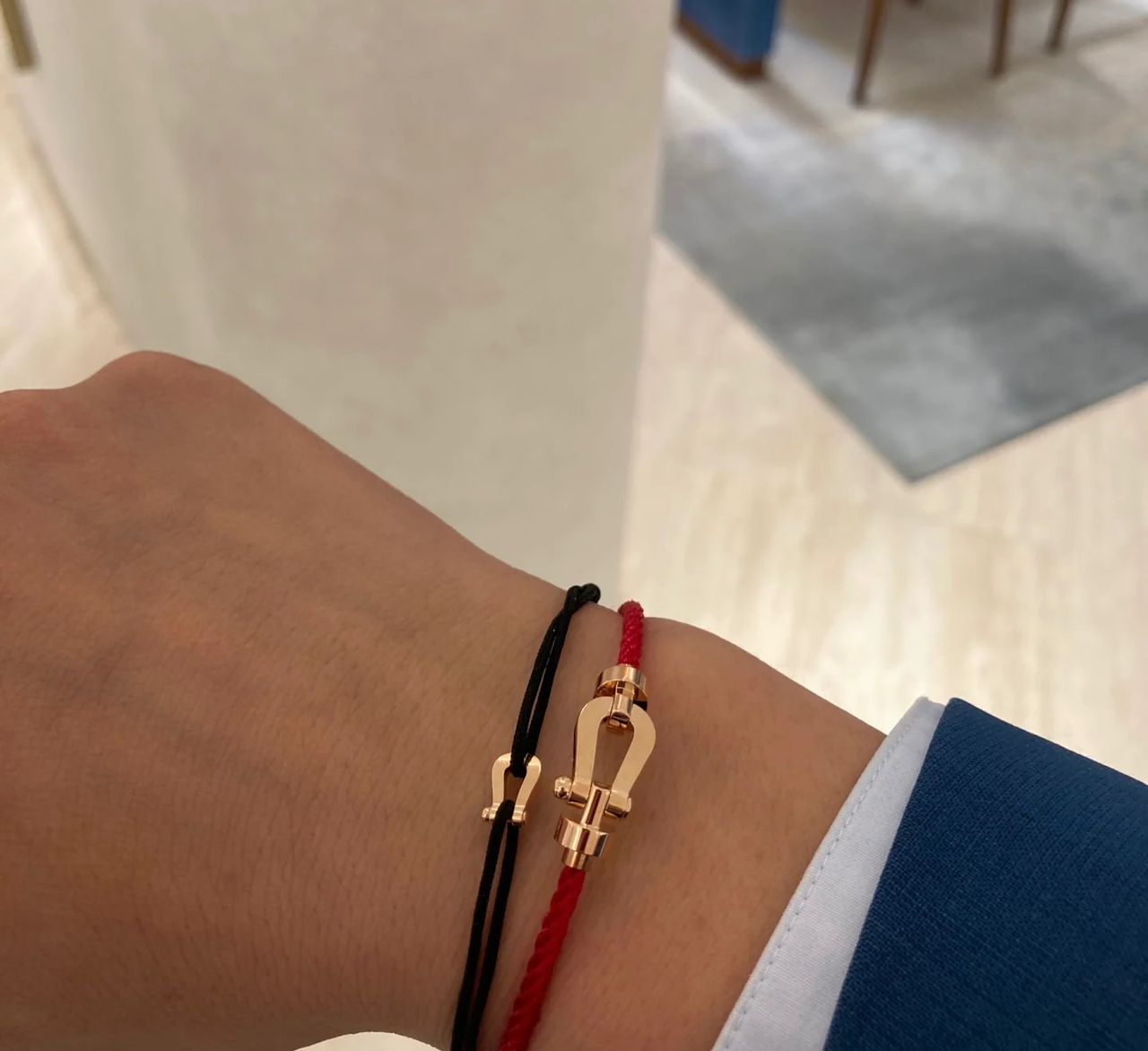 צמיד יוקרתי חוט בגוון שחור עם אבזם בגוון זהב ורוד מבריק