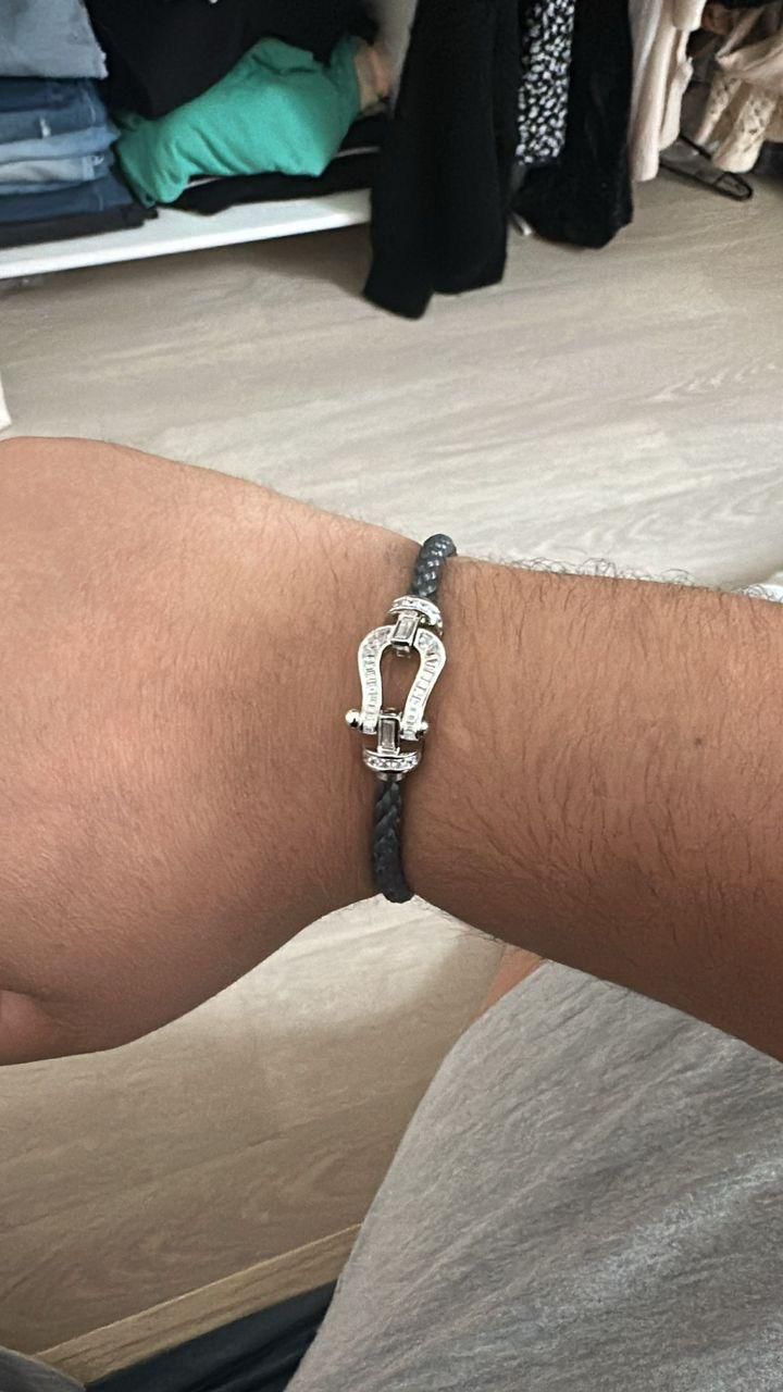 צמיד יוקרתי עם רצועת חבל אפורה ואבזם בגוון כסף משובץ קריסטלים — JEWELLUXE™